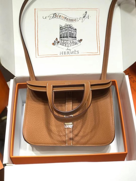 Clemence Gold Brown Silver Buckle ~Treasure small bag  Not intentionally emphasize the brand's nobility _ looks low-key but full of texture  The exterior doesn't show any of H's conspicuous logos.Goes the absolute low-ke