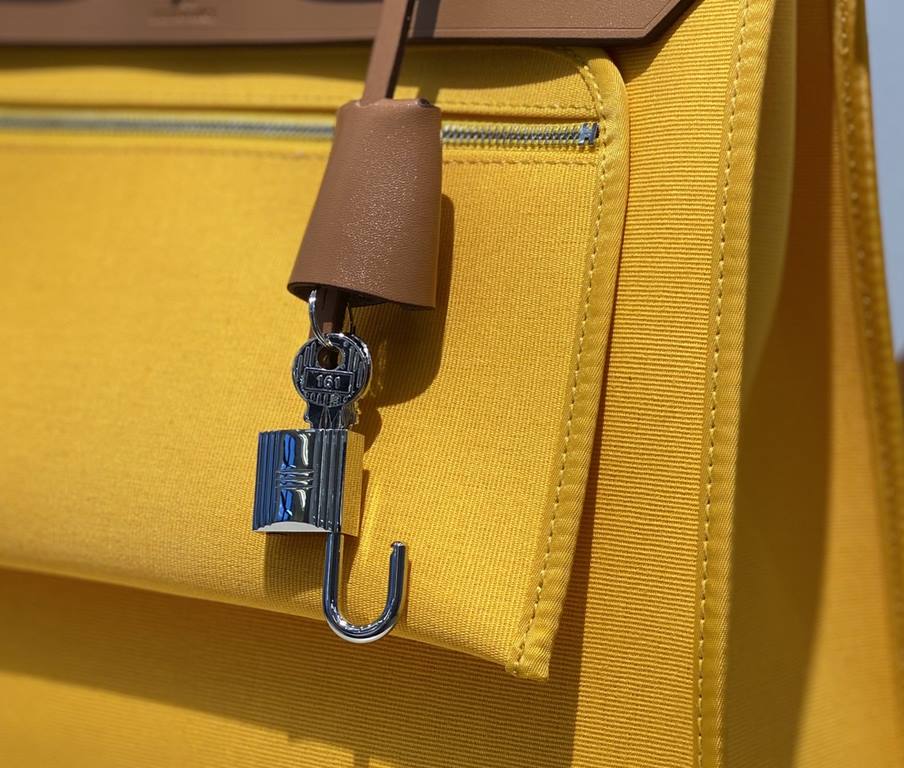 Herbag Amber YellowSuper handsome commuter bag, between casual and formal, casual without losing elegance, the combination of canvas and cowhide  leather, the outer seam is hard and stylish.Super high cost-effective in st