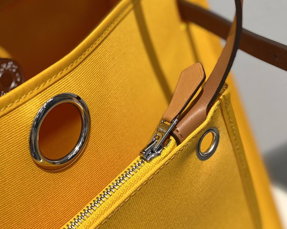 Herbag Amber YellowSuper handsome commuter bag, between casual and formal, casual without losing elegance, the combination of canvas and cowhide  leather, the outer seam is hard and stylish.Super high cost-effective in st