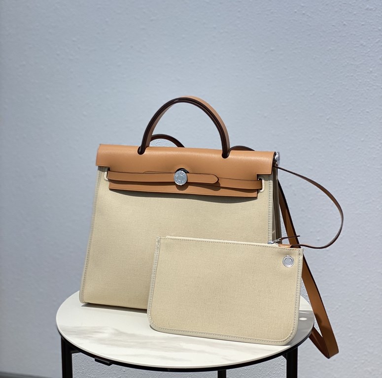 Herbag Creamy AlmondSuper handsome commuter bag, between casual and formal, casual without losing elegance, the combination of canvas and cowhide  leather, the outer seams are stiff and stylish.The combination of canvas a