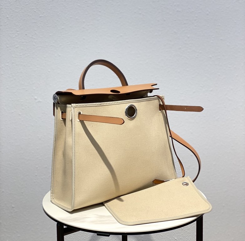 Herbag Creamy AlmondSuper handsome commuter bag, between casual and formal, casual without losing elegance, the combination of canvas and cowhide  leather, the outer seams are stiff and stylish.The combination of canvas a