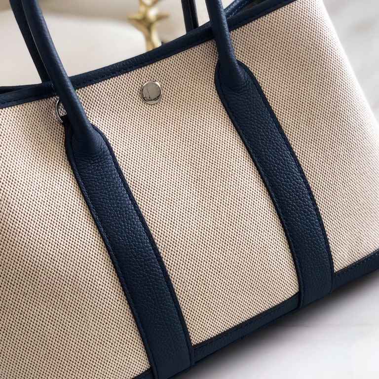 garden bag 30.36 canvas series [love]It's got a lot to offer.One, the price tag is very high, the genuine price is less than 20,000 yuan.The actual bag has a very large capacity, which is why it's also known as a mommy's