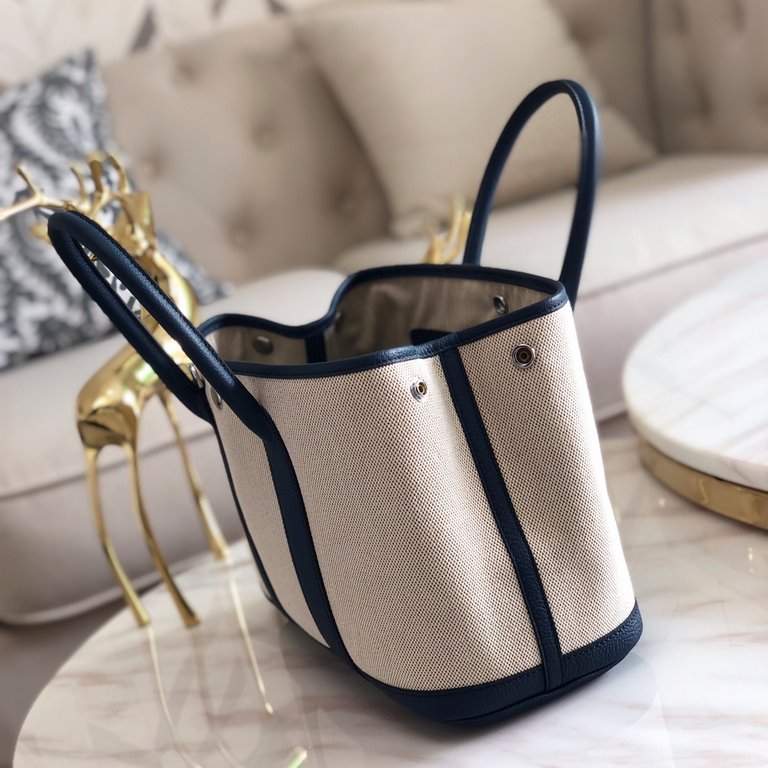 garden bag 30.36 canvas series [love]It's got a lot to offer.One, the price tag is very high, the genuine price is less than 20,000 yuan.The actual bag has a very large capacity, which is why it's also known as a mommy's