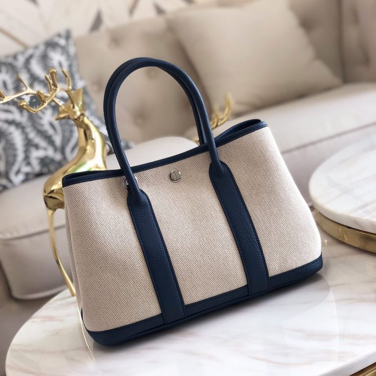 garden bag 30.36 canvas series [love]It's got a lot to offer.One, the price tag is very high, the genuine price is less than 20,000 yuan.The actual bag has a very large capacity, which is why it's also known as a mommy's