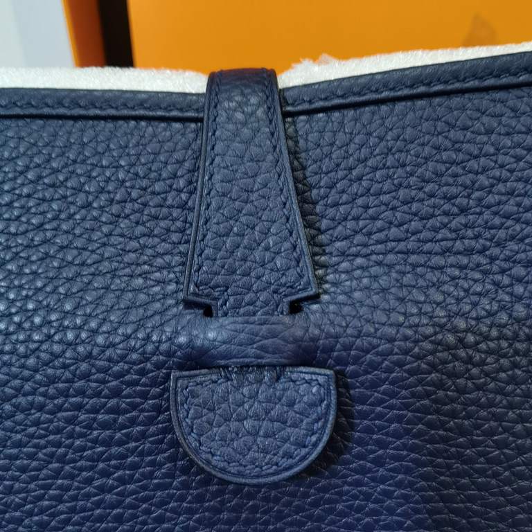 Evelyne Evelyne 29cm clemence leather navy blue silver buckle, very casual casual a bag, men and women applicable, wide version of the shoulder strap is very comfortable to use, you can adjust the length of the convenien