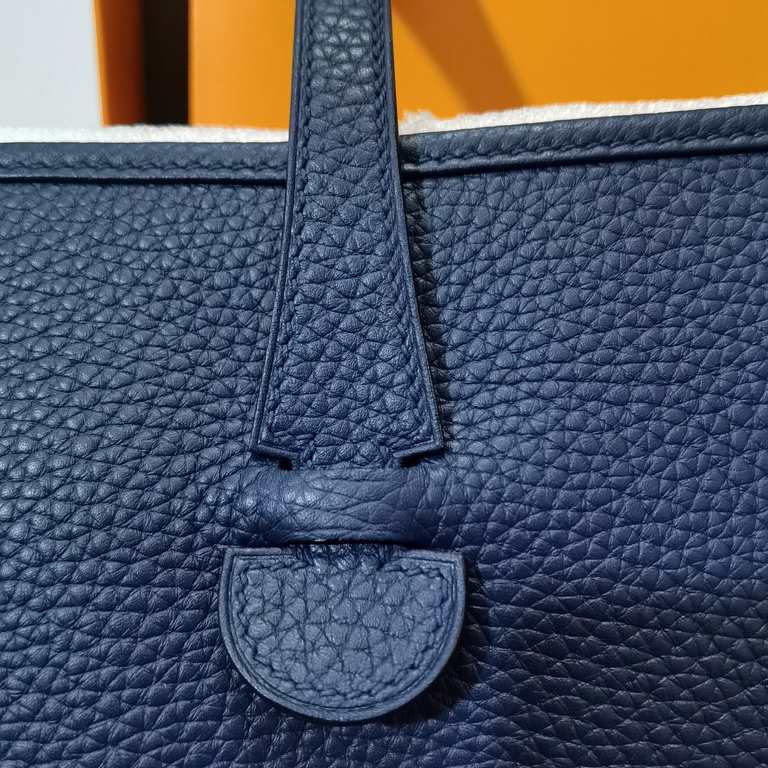 Evelyne Evelyne 29cm clemence leather navy blue silver buckle, very casual casual a bag, men and women applicable, wide version of the shoulder strap is very comfortable to use, you can adjust the length of the convenien