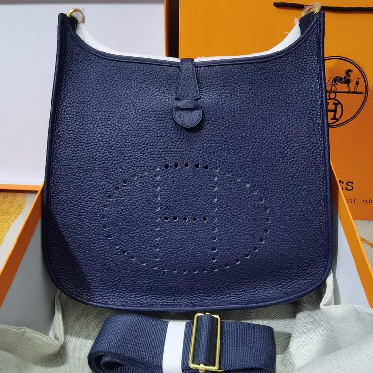 Evelyne Evelyne 29cm clemence leather navy blue silver buckle, very casual casual a bag, men and women applicable, wide version of the shoulder strap is very comfortable to use, you can adjust the length of the convenien