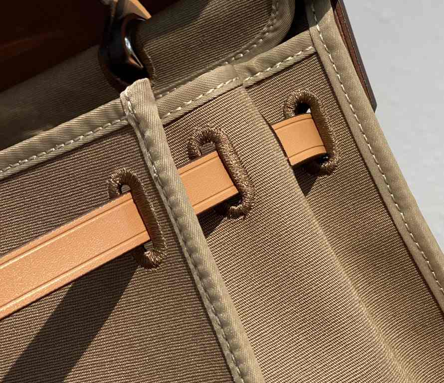 Herbag Elephant GraySuper handsome commuter bag, between casual and formal, casual without losing elegance, the combination of canvas and cowhide  leather, the outer seam is hard and stylish.Super high cost-effective spot