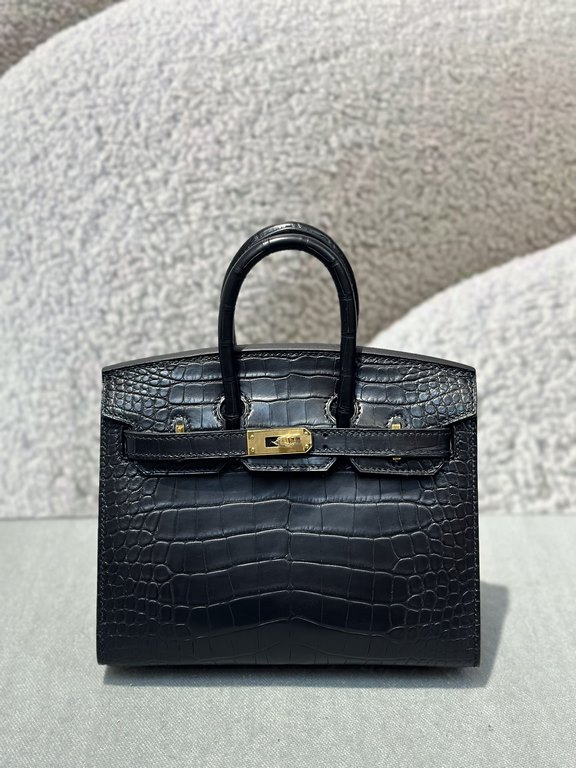 New bk20cm Crocodile Black In-stockImported matte American crocodile, three skins, top quality hand-stitched waxed thread.