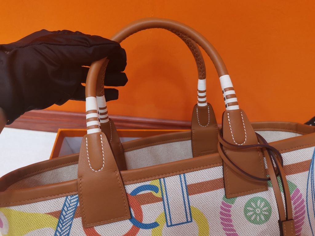 New for '23, the Hermes Steeple tote bag is so durable, in Hplume canvas   Swift calf leather, with hand-wrapped handles and a removable canvas bottom.Size 25cm(L)23cm(D)15cm(W)