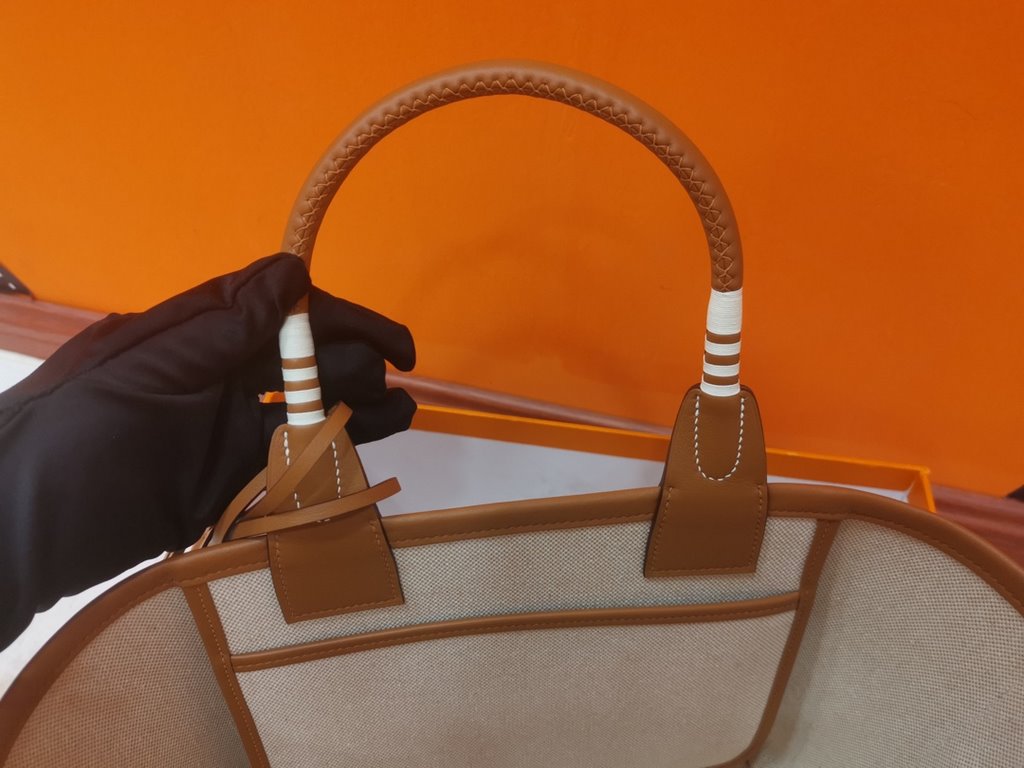 New for '23, the Hermes Steeple tote bag is so durable, in Hplume canvas   Swift calf leather, with hand-wrapped handles and a removable canvas bottom.Size 25cm(L)23cm(D)15cm(W)