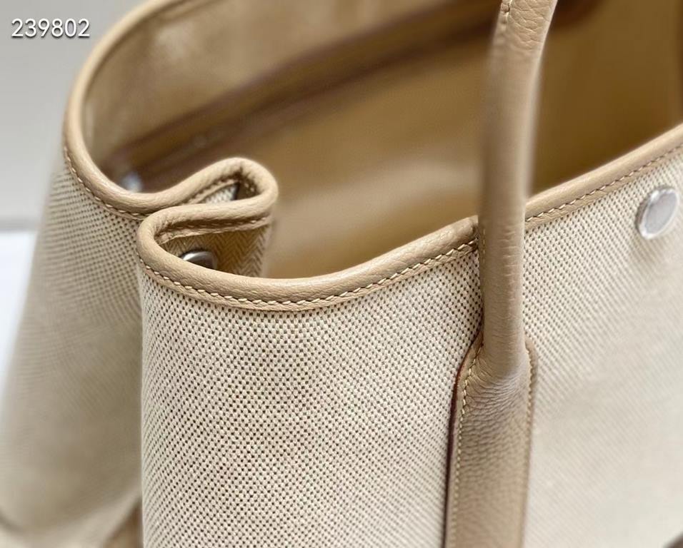 garden bag 30.36 canvas series [love]It's got a lot to offer.One, the price tag is very high, the genuine price is less than 20,000 yuan.The actual bag has a very large capacity, which is why it's also known as a mommy's