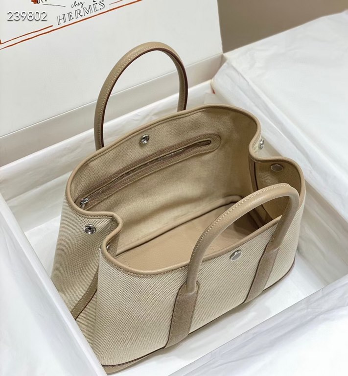 garden bag 30.36 canvas series [love]It's got a lot to offer.One, the price tag is very high, the genuine price is less than 20,000 yuan.The actual bag has a very large capacity, which is why it's also known as a mommy's