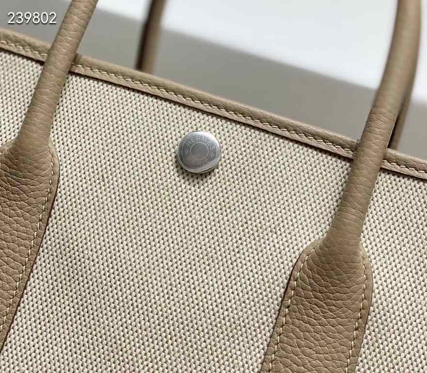 garden bag 30.36 canvas series [love]It's got a lot to offer.One, the price tag is very high, the genuine price is less than 20,000 yuan.The actual bag has a very large capacity, which is why it's also known as a mommy's