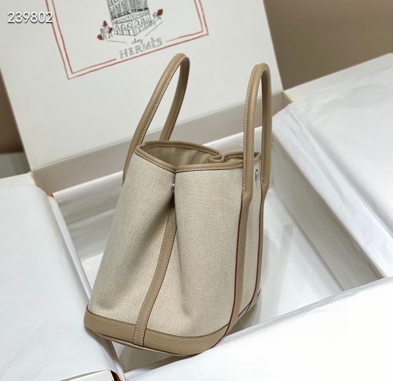 garden bag 30.36 canvas series [love]It's got a lot to offer.One, the price tag is very high, the genuine price is less than 20,000 yuan.The actual bag has a very large capacity, which is why it's also known as a mommy's