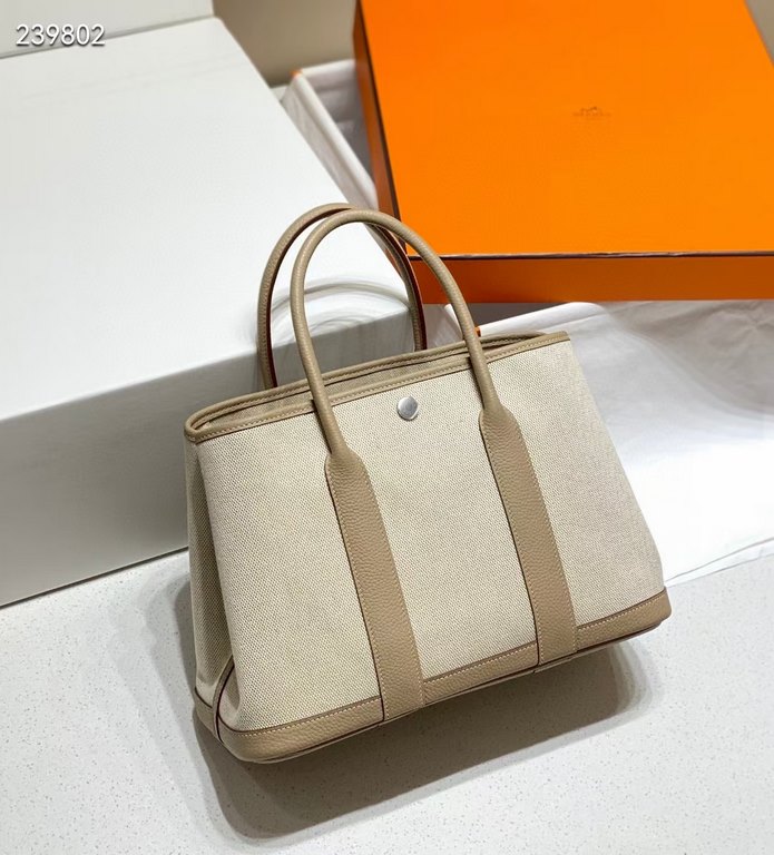 garden bag 30.36 canvas series [love]It's got a lot to offer.One, the price tag is very high, the genuine price is less than 20,000 yuan.The actual bag has a very large capacity, which is why it's also known as a mommy's