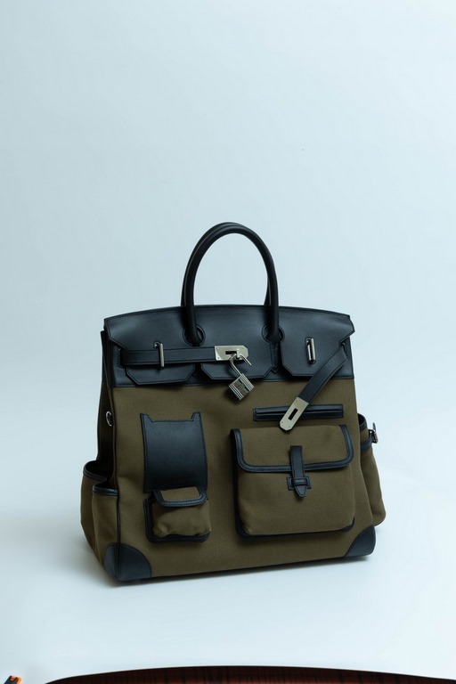 The Haut a courroies 40cargo is very practical, made of canvas and cowhide stitching, retaining a variety of pockets, large and small, and an external cup pocket.It looks quite big, but actually holds just right.Think it