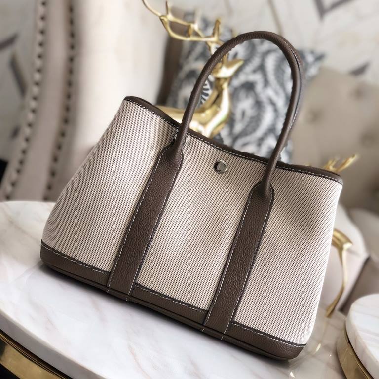 garden bag 30.36 canvas series [love]It's got a lot to offer.One, the price tag is very high, the genuine price is less than 20,000 yuan.The actual bag has a very large capacity, which is why it's also known as a mommy's