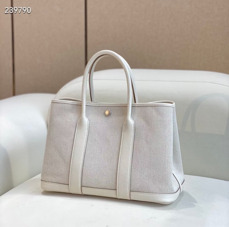 garden bag 30.36 canvas series [love]It's got a lot to offer.One, the price tag is very high, the genuine price is less than 20,000 yuan.The actual bag has a very large capacity, which is why it's also known as a mommy's