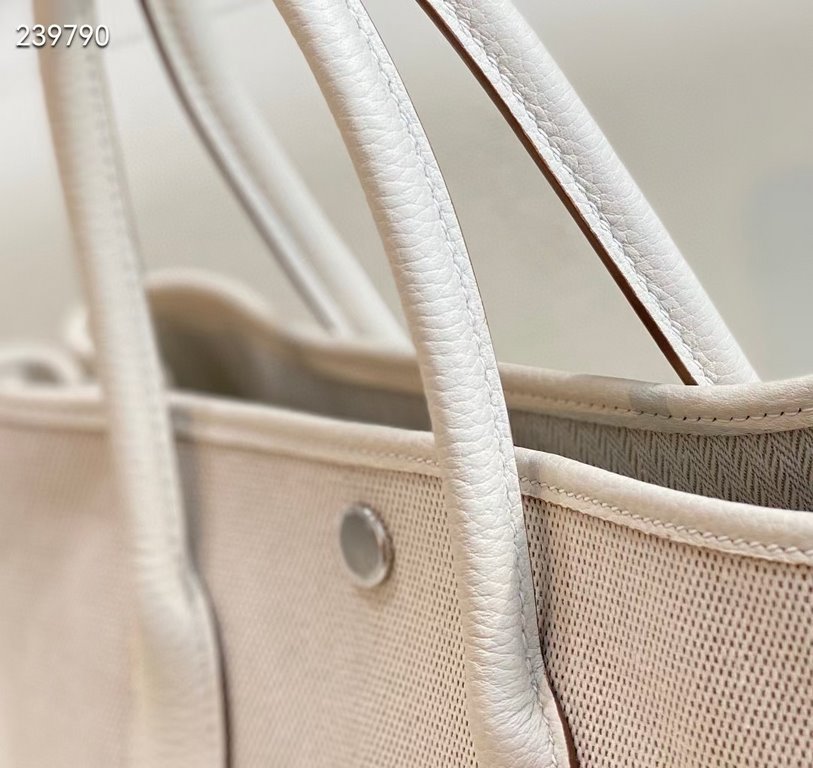 garden bag 30.36 canvas series [love]It's got a lot to offer.One, the price tag is very high, the genuine price is less than 20,000 yuan.The actual bag has a very large capacity, which is why it's also known as a mommy's