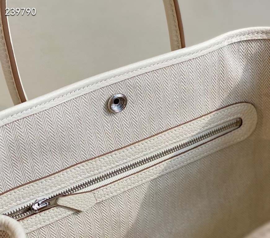 garden bag 30.36 canvas series [love]It's got a lot to offer.One, the price tag is very high, the genuine price is less than 20,000 yuan.The actual bag has a very large capacity, which is why it's also known as a mommy's