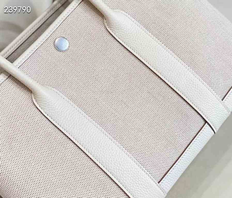 garden bag 30.36 canvas series [love]It's got a lot to offer.One, the price tag is very high, the genuine price is less than 20,000 yuan.The actual bag has a very large capacity, which is why it's also known as a mommy's