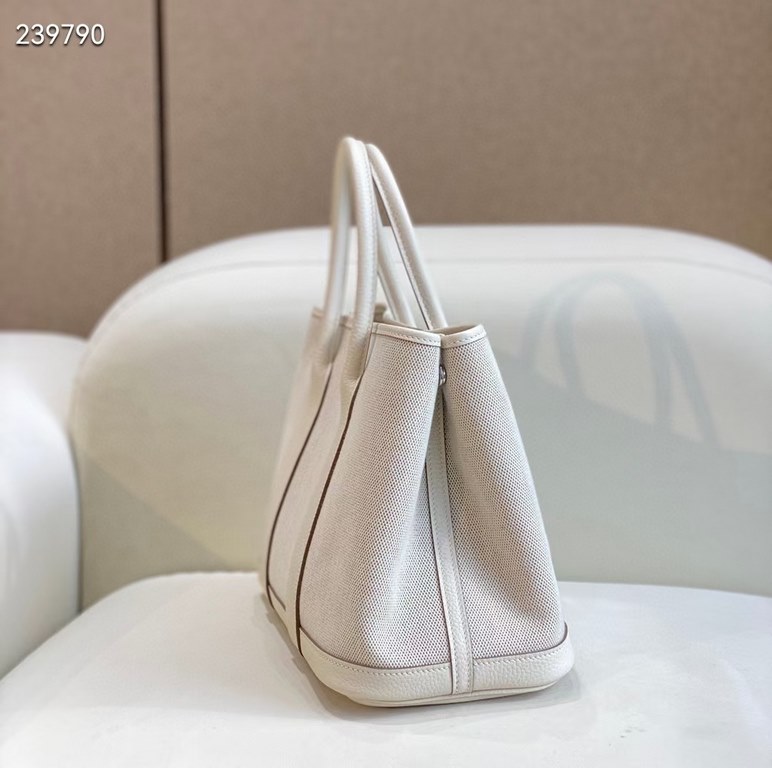 garden bag 30.36 canvas series [love]It's got a lot to offer.One, the price tag is very high, the genuine price is less than 20,000 yuan.The actual bag has a very large capacity, which is why it's also known as a mommy's