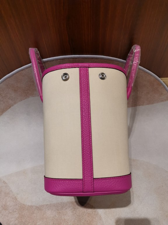 Graden party casual style series is also the H family is very famous entry models design is more low-key using tc leather collocation canvas material cost-effective high capacity bar drop size 30cm