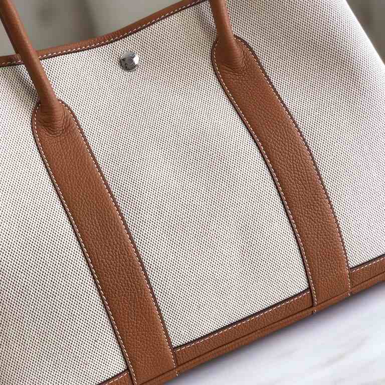 garden bag 30.36 canvas series [love]It's got a lot to offer.One, the price tag is very high, the genuine price is less than 20,000 yuan.The actual bag has a very large capacity, which is why it's also known as a mommy's