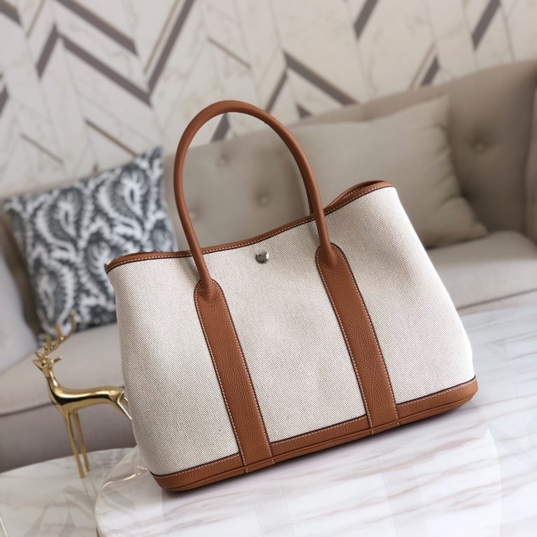 garden bag 30.36 canvas series [love]It's got a lot to offer.One, the price tag is very high, the genuine price is less than 20,000 yuan.The actual bag has a very large capacity, which is why it's also known as a mommy's