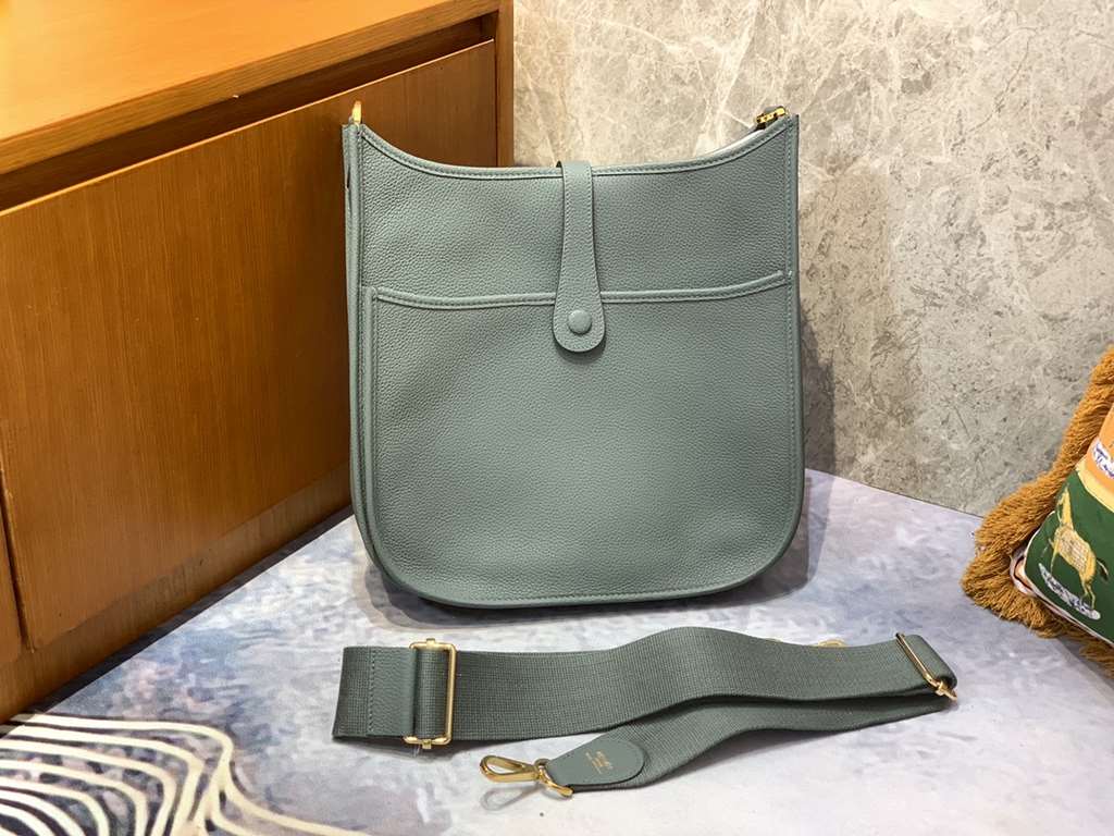 Evelyne29cm (Evelyne) is the cheapest bag, cheap and practical crossbody bag shoulder bag, very suitable for petty white-collar womenThe size is suitable and convenient for personal use This bag smells so good!Added adju