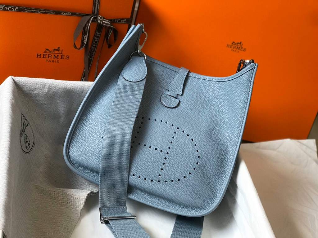 Evelyne Evelyne 29cm clemence leather linen blue silver buckle, very casual casual a bag, men and women applicable, wide version of the shoulder strap is very comfortable to use, you can adjust the length of the convenie