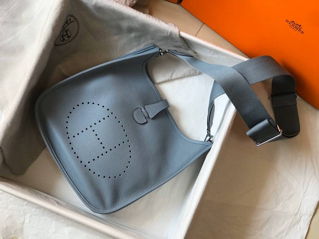 Evelyne Evelyne 29cm clemence leather linen blue silver buckle, very casual casual a bag, men and women applicable, wide version of the shoulder strap is very comfortable to use, you can adjust the length of the convenie