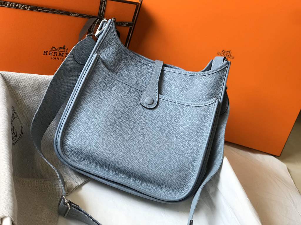 Evelyne Evelyne 29cm clemence leather linen blue silver buckle, very casual casual a bag, men and women applicable, wide version of the shoulder strap is very comfortable to use, you can adjust the length of the convenie