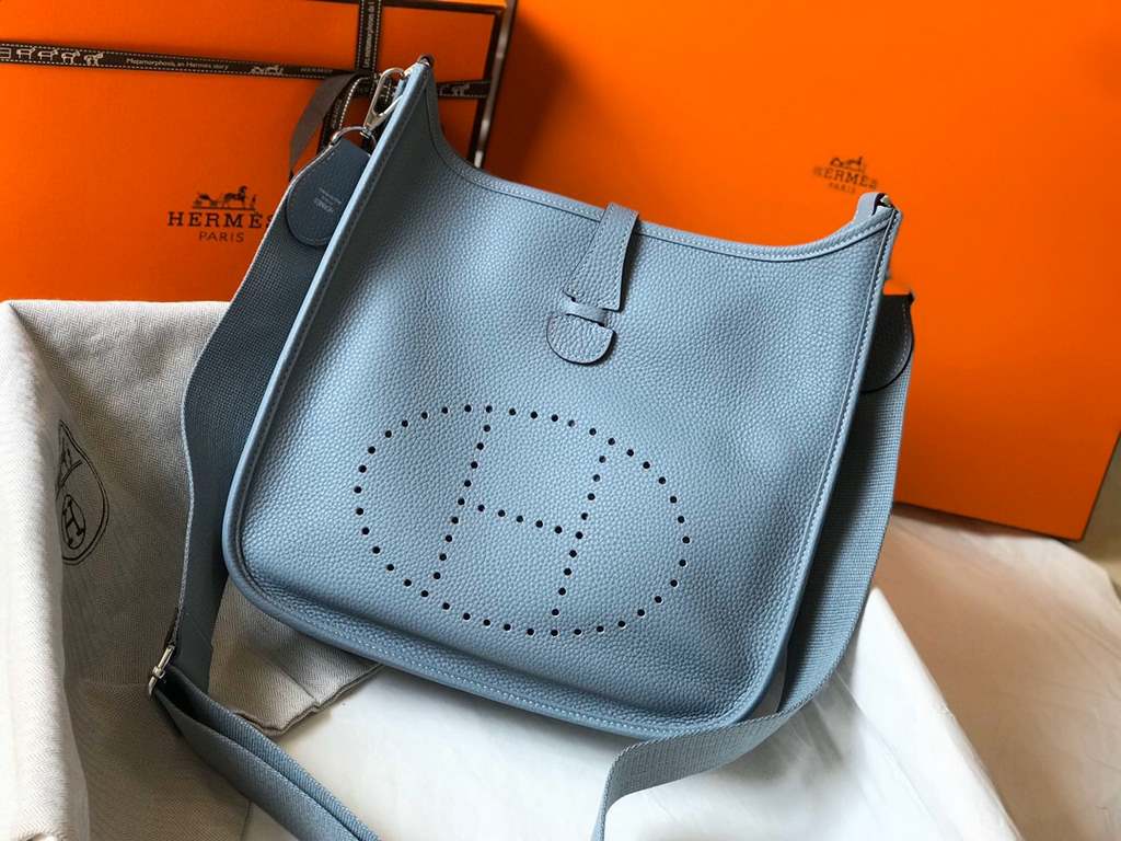 Evelyne Evelyne 29cm clemence leather linen blue silver buckle, very casual casual a bag, men and women applicable, wide version of the shoulder strap is very comfortable to use, you can adjust the length of the convenie