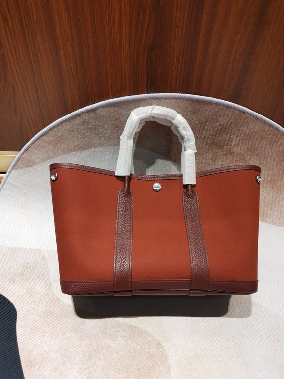 Graden party casual style series is also the H family is very famous entry models design is more low-key using tc leather collocation canvas material cost-effective high capacity bar drop size 30cm