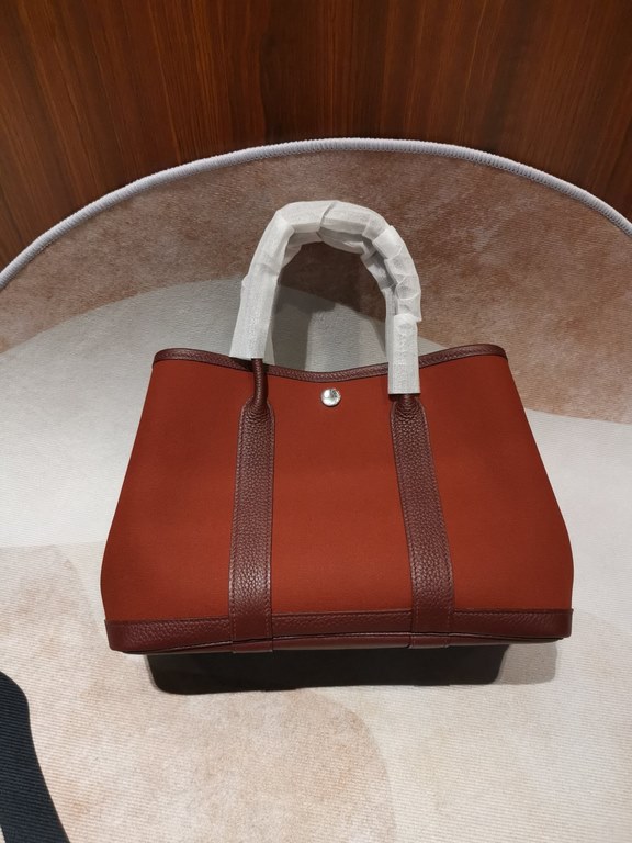 Graden party casual style series is also the H family is very famous entry models design is more low-key using tc leather collocation canvas material cost-effective high capacity bar drop size 30cm