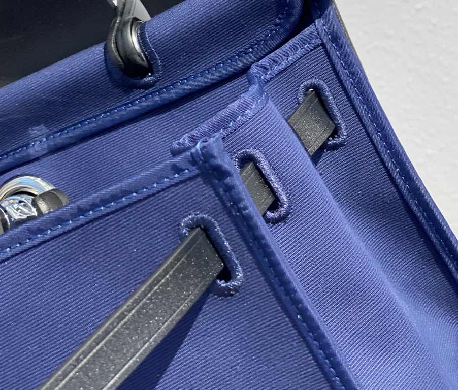 Herbag navy blueSuper handsome commuter bag, between casual and formal, casual without losing elegance, the combination of canvas and cowhide  leather, the outer seams are stiff and stylish.The combination of canvas and c