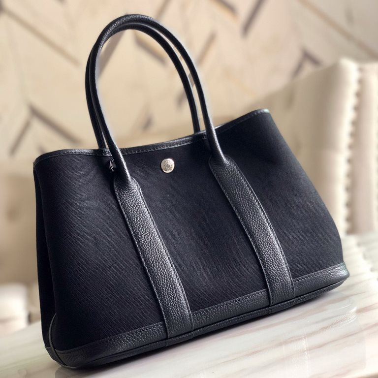 garden bag 30.36 canvas series [love]It's got a lot to offer.One, the price tag is very high, the genuine price is less than 20,000 yuan.The actual bag has a very large capacity, which is why it's also known as a mommy's