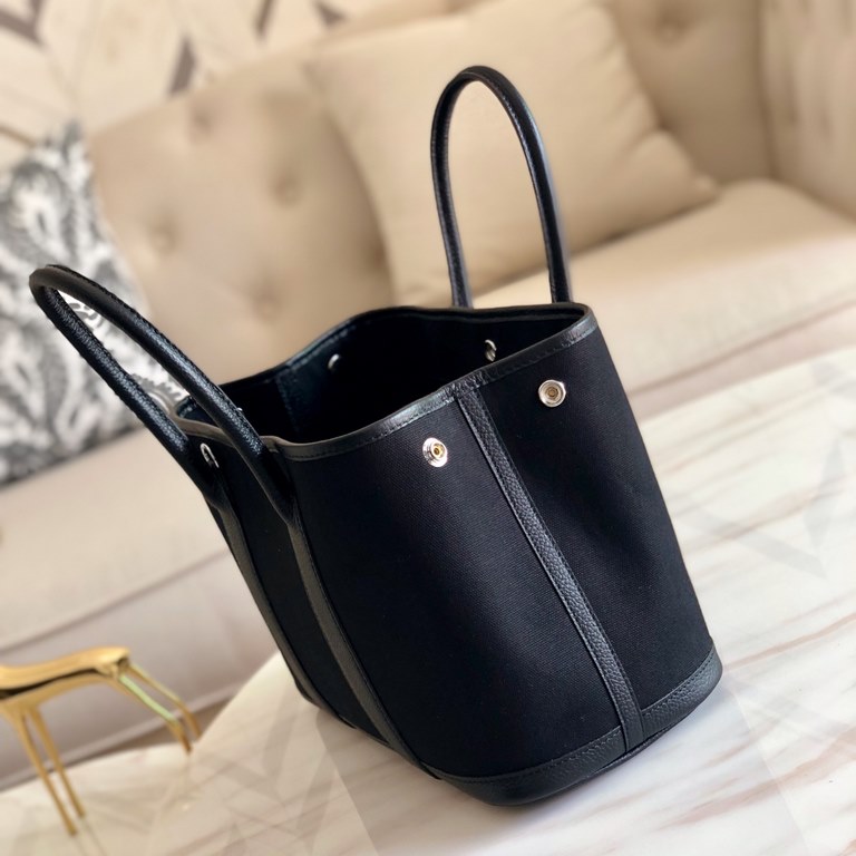 garden bag 30.36 canvas series [love]It's got a lot to offer.One, the price tag is very high, the genuine price is less than 20,000 yuan.The actual bag has a very large capacity, which is why it's also known as a mommy's