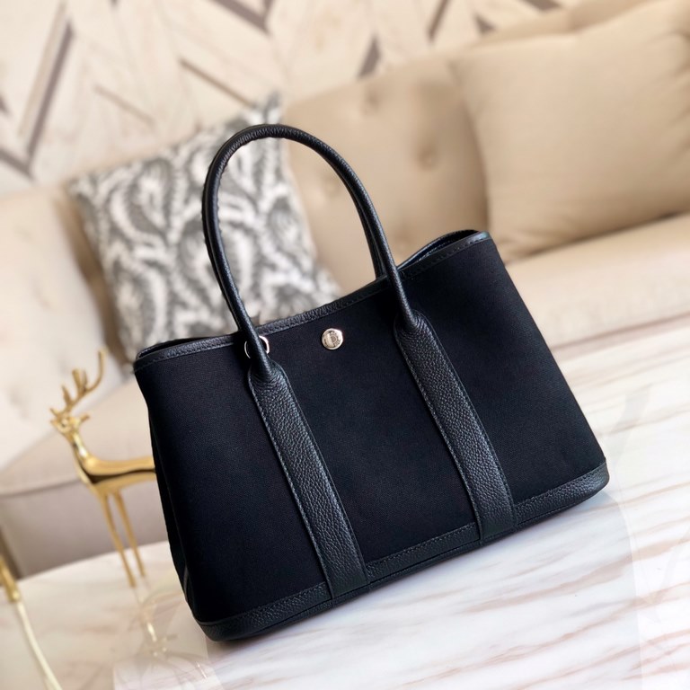 garden bag 30.36 canvas series [love]It's got a lot to offer.One, the price tag is very high, the genuine price is less than 20,000 yuan.The actual bag has a very large capacity, which is why it's also known as a mommy's