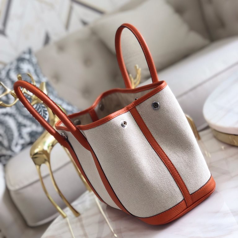 garden bag 30.36 canvas series [love]It's got a lot to offer.One, the price tag is very high, the genuine price is less than 20,000 yuan.The actual bag has a very large capacity, which is why it's also known as a mommy's