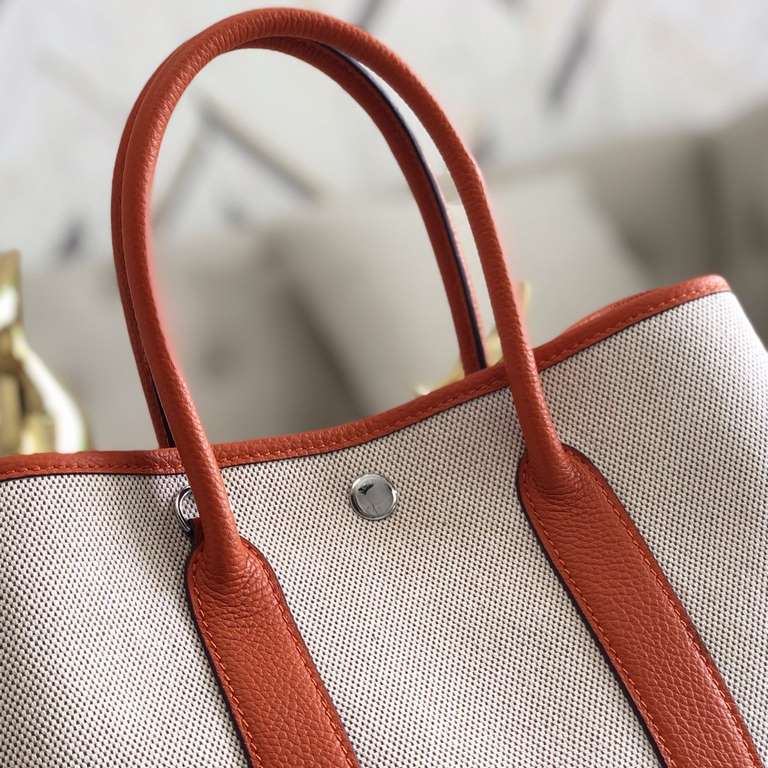 garden bag 30.36 canvas series [love]It's got a lot to offer.One, the price tag is very high, the genuine price is less than 20,000 yuan.The actual bag has a very large capacity, which is why it's also known as a mommy's