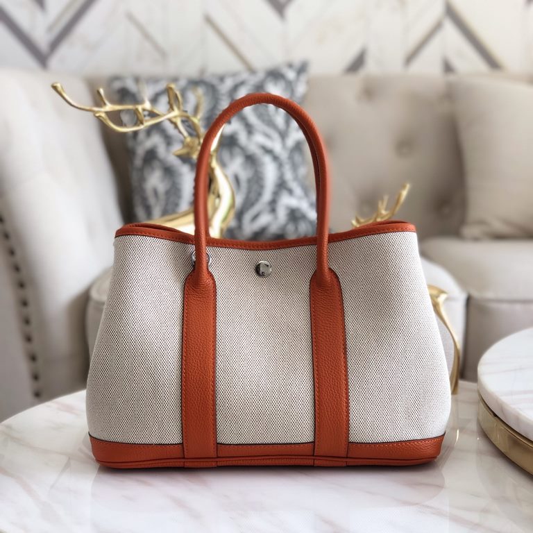 garden bag 30.36 canvas series [love]It's got a lot to offer.One, the price tag is very high, the genuine price is less than 20,000 yuan.The actual bag has a very large capacity, which is why it's also known as a mommy's