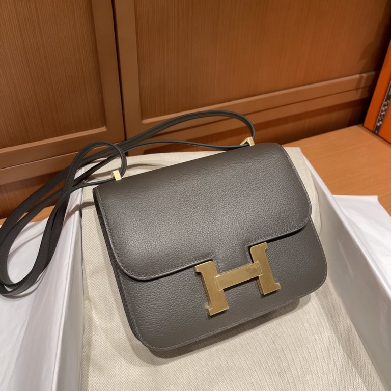 constance kangkang 19cm, the model of the versatile series.Simple and elegant, easy to handleEvercolor leather, gray-green, gold buckle