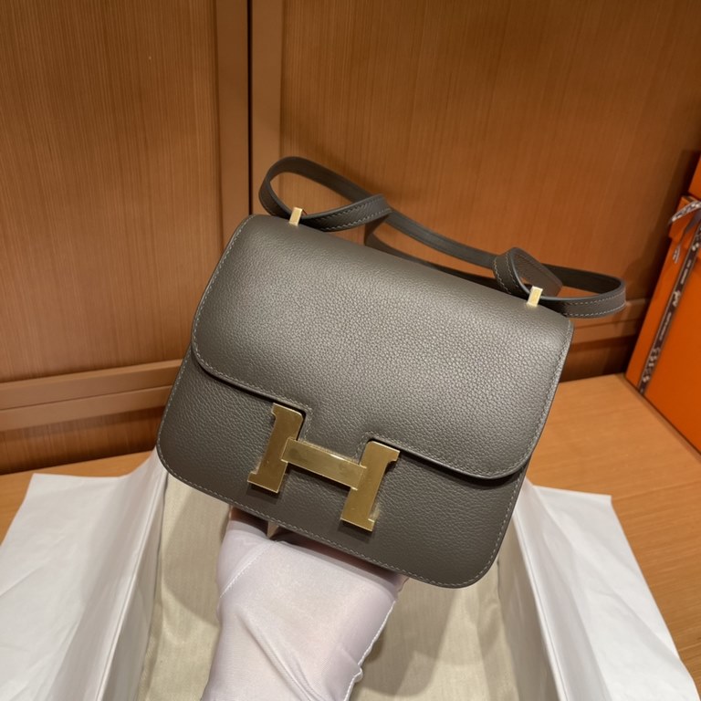 constance kangkang 19cm, the model of the versatile series.Simple and elegant, easy to handleEvercolor leather, gray-green, gold buckle