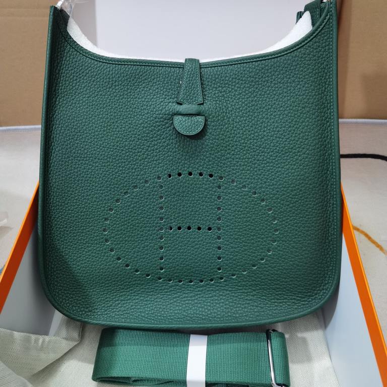 Evelyne Evelyne 29cm clemence leather ink green silver buckle, a very casual casual bag, men and women, wide shoulder strap is very comfortable to use, adjustable length, easy to cross-body, the bag is lightweight, stain