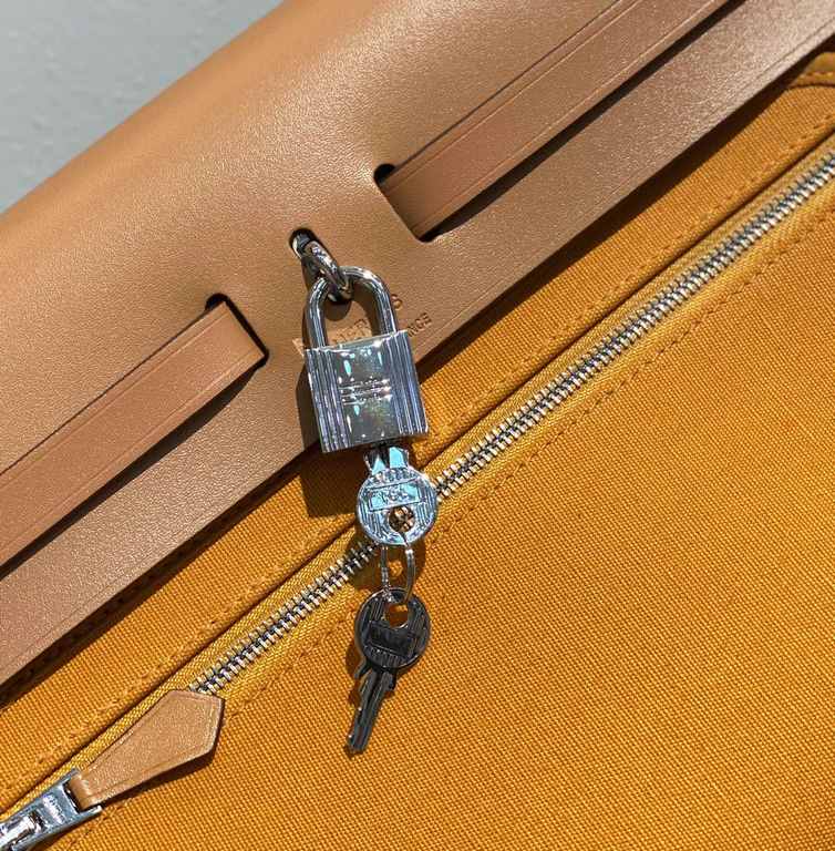 Herbag GingerSuper handsome commuter bag, between casual and formal, casual without losing elegance, the combination of canvas and cowhide  leather, the outer seam is hard and stylish.Super cost-effective in stock~~~Size 