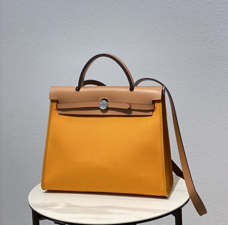 Herbag GingerSuper handsome commuter bag, between casual and formal, casual without losing elegance, the combination of canvas and cowhide  leather, the outer seam is hard and stylish.Super cost-effective in stock~~~Size 