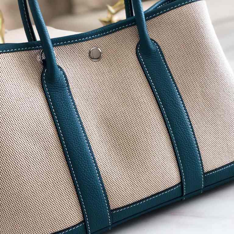 garden bag 30.36 canvas series [love]It's got a lot to offer.One, the price tag is very high, the genuine price is less than 20,000 yuan.The actual bag has a very large capacity, which is why it's also known as a mommy's